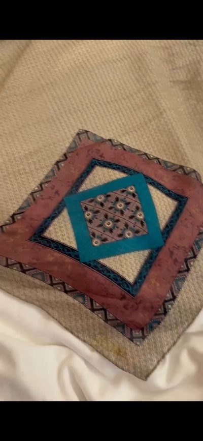 海淘高缇耶丝巾 稀有款
 这款配色很特别 面料又带有轻微光泽 很有复古感走的物流很迅速 不出两个星期就火速收到了！永远爱挖煤姬！