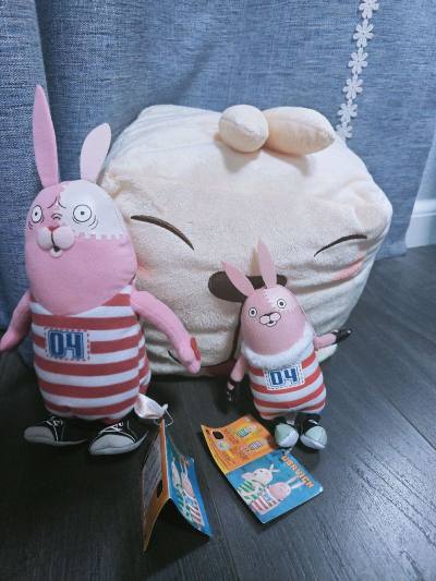 上联：“挖煤”寻宝跨瀛海
下联：开“门”纳福迎新春
横批：“任意”纳福
最近迷上了在挖煤姬打拍卖，购买了许多兔兔，走的海运不到20天就到国内了，因为是毛绒所以没有损坏，期待新的一年能用挖煤姬淘到更多的宝贝