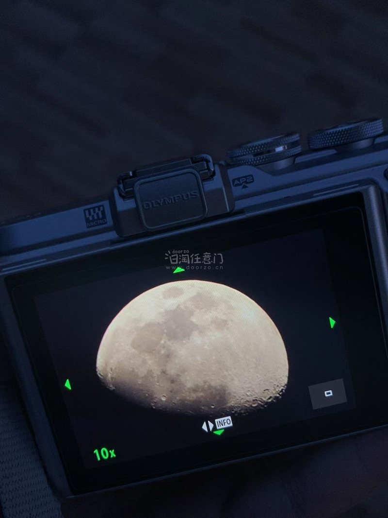 相机特别新，原主人只拍了一百张左右，镜头是一整套，还有一个相机包，数据线也很全，镜头都贴了uv镜，甚至uv镜的包装也在盒子里，超级满意，挖到宝了