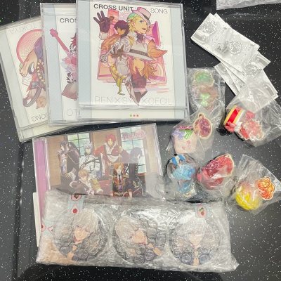 在挖煤姬切了好多好物，这次切的是一些谷子和cd手办之类的，非常非常可爱，在挖煤姬办活动下单的，算下来非常好价。走的竹蜻蜓也挺快的，半个月左右就收到了，东西都安全收到，箱子非常厚实，没有出现任何问题。整体购物体验都很好，期待再次回购。