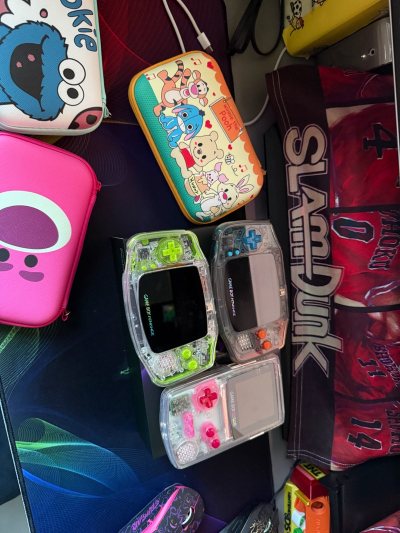 买回来之后自己已经改装高亮了 要不然屏幕不行 改完后完全体的样子 玩起来棒棒的 满满的童年感真的很好 