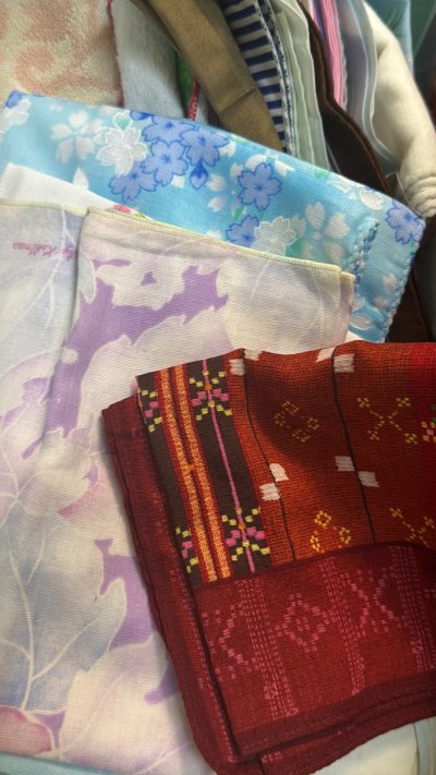 实物比图片更美！花色复古雅致，纹样细腻有层次，颜色柔和显白，黄皮也能轻松驾驭。材质轻薄垂顺，不易皱、好打理，春天当领巾、夏天做防晒披肩、秋天配大衣都适配。日货工艺果然靠谱，锁边细密平整，剪裁规整，细节拉满。海淘全程透明，物流轨迹可查，包裹完好无损，速度比预期快很多。...实物比图片更美！花色复古雅致，纹样细腻有层次，颜色柔和显白，黄皮也能轻松驾驭。材质轻薄垂顺，不易皱、好打理，春天当领巾、夏天做防晒披肩、秋天配大衣都适配。日货工艺果然靠谱，锁边细密平整，剪裁规整，细节拉满。海淘全程透明，物流轨迹可查，包裹