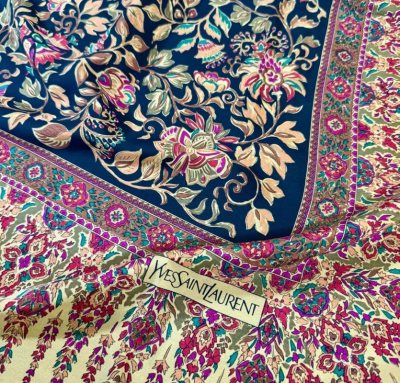 挖煤姬海淘的轻奢方巾，闭眼入不亏！正品保障，到手确认是日版好货，质感肉眼可见。面料顺滑有光泽，垂感优秀，上身显气质不廉价。印花设计精致复古，色彩饱和度适中，耐看又高级。尺寸标准，用法多样，可做领巾、披肩、头巾、腰带，一物N用，实用性拉满。物流高效，包裹加固到位，无压...挖煤姬海淘的轻奢方巾，闭眼入不亏！正品保障，到手确认是日版好货，质感肉眼可见。面料顺滑有光泽，垂感优秀，上身显气质不廉价。印花设计精致复古，色彩饱和度适中，耐看又高级。尺寸标准，用法多样，可做领巾、披肩、头巾、腰带，一物N用，实用性拉满。