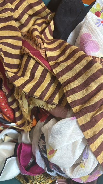 实名安利挖煤姬入手的纯色方巾，简约却超有质感！纯色干净大气，没有多余装饰，百搭不挑风格，通勤、休闲、约会都能hold住。面料柔软亲肤，透气性好，四季可用。做工精细，针脚均匀，边缘处理利落，尽显日系匠心。包装简洁环保，丝巾完好无瑕疵，和日站展示零差别。海淘体验顺畅，下...实名安利挖煤姬入手的纯色方巾，简约却超有质感！纯色干净大气，没有多余装饰，百搭不挑风格，通勤、休闲、约会都能hold住。面料柔软亲肤，透气性好，四季可用。做工精细，针脚均匀，边缘处理利落，尽显日系匠心。包装简洁环保，丝巾完好无瑕疵，和日站