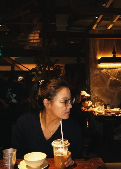 衣服实物质感比买家的还要好，瑕疵基本上都看不见的，穿上身size是刚好的，衣服也没有味道，已经是第二次在上面买衣服了，体验感超好?