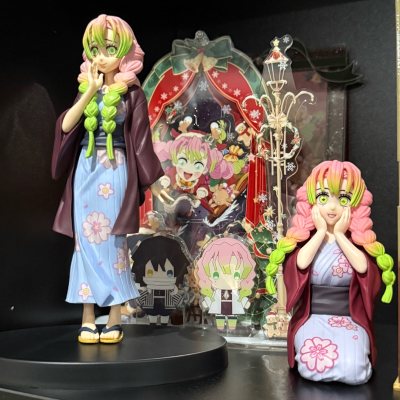 这是我切的是两个蜜璃刀匠村浴衣造型的手办
两张美月贴纸
手办蹲了好久的全新未拆好价
收到手狠狠爱了
很有质感，很美味
迫不及待展示起来了
走的ems，用了积分抵扣，很划算
物流很快
快递服务非常好完全没出伤