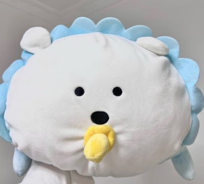 是买给家里小朋友的，孩子一眼就爱上了，抱着不撒手。娃娃质量非常好，缝线结实，没有多余线头，给孩子玩很放心。造型呆萌呆萌的，颜色也正，越看越喜欢。现在成了小家伙的新宠，吃饭睡觉都要带着，这钱花得值！客服态度也很好，有问必答，是一次满意的购物体验。