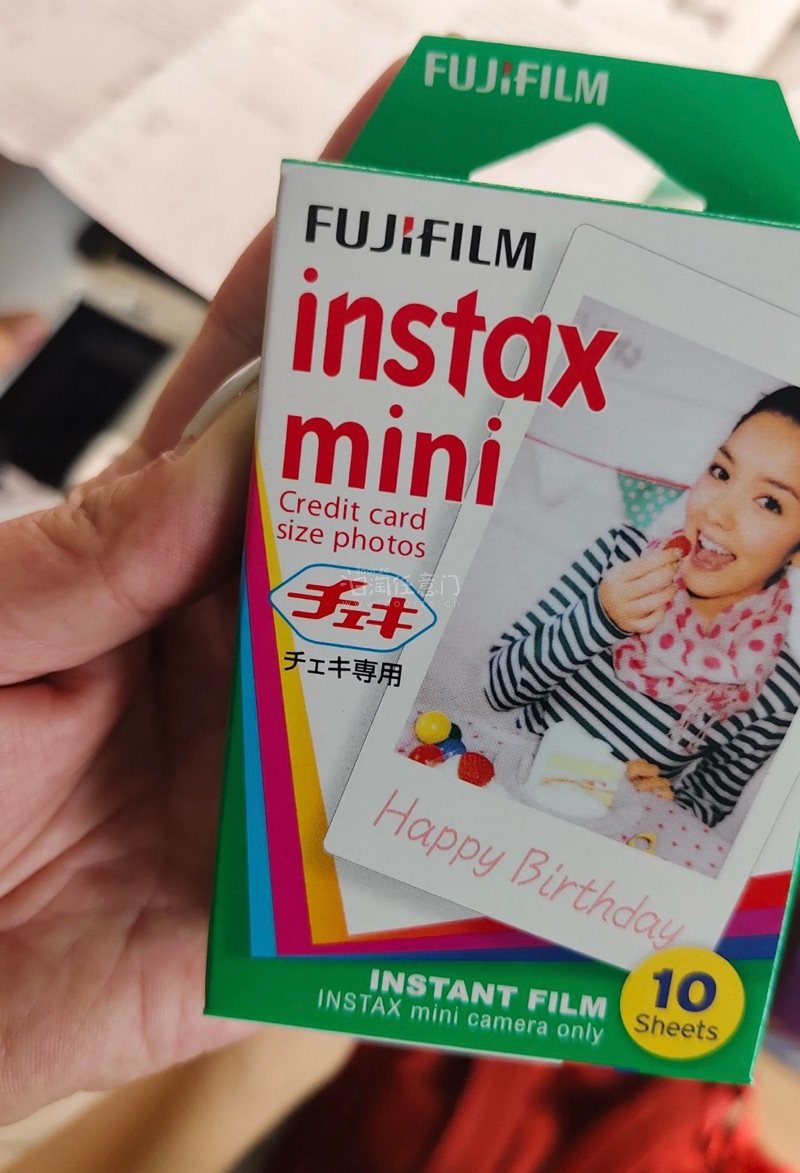 心心念念的拍立得相纸终于到货啦！一直认准原装相纸，成像效果果然没让我失望。色彩还原度很高，拍出来的照片很有复古质感，颗粒感恰到好处。装在相机里出片顺畅，完全没有卡纸现象。每一张相纸都很珍贵，记录下的瞬间都变得有温度了。卖家包装得很用心，加了防撞气泡膜，相纸完好无损。...心心念念的拍立得相纸终于到货啦！一直认准原装相纸，成像效果果然没让我失望。色彩还原度很高，拍出来的照片很有复古质感，颗粒感恰到好处。装在相机里出片顺畅，完全没有卡纸现象。每一张相纸都很珍贵，记录下的瞬间都变得有温度了。卖家包装得很用心，加