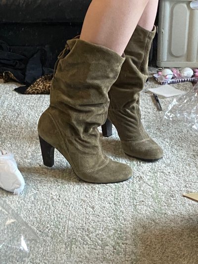 淘到了超美的靴子，鞋型和成色都非常好，卖家还保留好了原盒，很好的一次购物体验，合单打包也很安全，只是最近海运变慢了，等了好久呀


