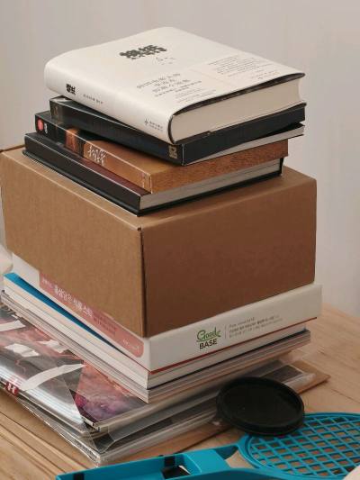 激动的心颤抖的手，对于不想跟代购扯皮的人来说，韩代挖煤真的很好用了!邮费也没有那种天价的，之前10斤才250吧，我觉得这不是天价诶，再次购入演员薛景求周边真的好漂亮啊！这一年大大小小也买了这一堆了!期待接下来的日子!买的更多强烈推荐兹山鱼谱，这个票根太好看了!