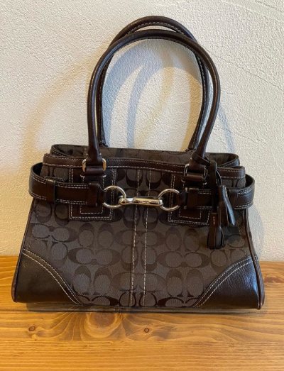 这次在Mercari上淘到的二手COACH托特包真的太惊喜了！虽然页面标注有少许损伤或污渍，但收到实物后发现，这些小痕迹反而增添了复古韵味，完全不影响整体质感和使用。

平台的“空箱宝”和“准秤宝”服务让我全程购物都很安心，物流速度也比预期快，从下单到收到包裹效率很...这次在Mercari上淘到的二手COACH托特包真的太惊喜了！虽然页面标注有少许损伤或污渍，但收到实物后发现，这些小痕迹反而增添了复古韵味，完全不影响整体质感和使用。

平台的“空箱宝”和“准秤宝”服务让我全程购物都很安心，物流速度也比预