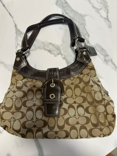 这次在Mercari上淘到的COACH腋下包真的太惊喜了！卖家标注“未使用”，收到实物后完全超出预期，包身干净无磨损，五金件也锃亮如新，和全新包几乎没有区别。

平台的购物流程很顺畅，从下单到物流追踪都一目了然，支付方式也很方便，用微信支付就搞定了。虽然是二手平台，...这次在Mercari上淘到的COACH腋下包真的太惊喜了！卖家标注“未使用”，收到实物后完全超出预期，包身干净无磨损，五金件也锃亮如新，和全新包几乎没有区别。

平台的购物流程很顺畅，从下单到物流追踪都一目了然，支付方式也很方便，用微信支