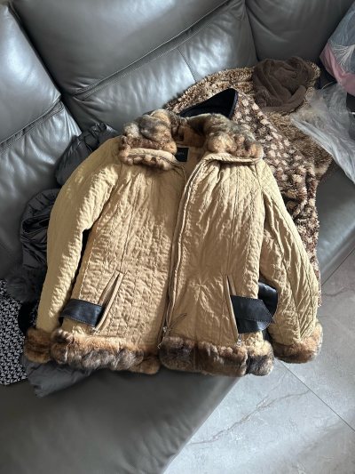 非常好 价格划算 看中了好几件 最后入手了这件maxmara外套 近年款，感觉就是写的我的名字，好看好看 喜欢喜欢 ems速度超级快，太给力了，准备再切一件皮草，等机会！✌️??