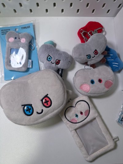 这次用挖煤姬下单，物流速度比预想的快很多，包装也特别严实，卡套一点都没压损。挖煤姬的操作界面很友好，新手也能轻松搞定海淘流程，客服的回复速度也让人安心。
能收到这么一套品相完美的娃娃真的太满足了！以后还会继续用挖煤姬淘更多宝贝！
