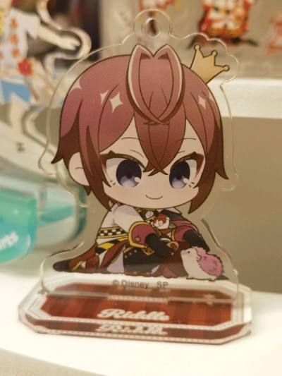 my hobby这个立牌感觉出物咪很少，遇到拍卖这款立牌真的很难得，挖煤姬的拍卖流程也很顺利，也顺利得到如此可爱之物！！
真的是款非常可爱的立牌，豆看着刺猬笑容多了很多，就如某红心小伙所言：“寮长要是能把对刺猬的温柔分一点给我们就好了。。。”