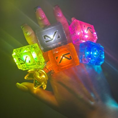 这次买了各种专辑小卡应援灯相对便宜的多，非常喜欢推购买，还会继续使用，最近开始研究拍卖感觉会更划算一些