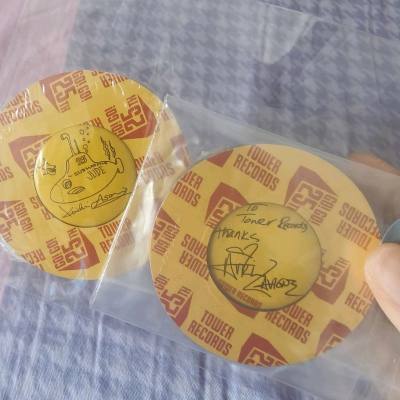 艾薇儿的乐谱书真的太值了！? 封面和内页印刷清晰，曲目收录齐全，从《Complicated》到《Girlfriend》都有，还有乐队总谱和吉他六线谱，不管是弹唱还是乐队排练都超实用。纸张厚实，装订牢固，翻页顺畅，跟着谱子弹奏完全不费劲。作为艾薇儿的老粉，能收藏到这么...作为艾薇儿的死忠粉，这套乐谱书真的是挖到宝了！? 不仅收录了《My Happy Ending》等经典曲目，还有高清的现场写真，印刷清晰，纸张厚实，翻页顺畅。从吉他六线谱到乐队总谱，标注专业，不管是新手弹唱还是乐队排练都超实用。包装严实，品