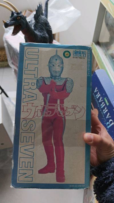 比里肯商会2000年出品的涂装完成品赛文，只可惜是分件的，需要自己动手组装，盒子年久掉色了其他方面完美。