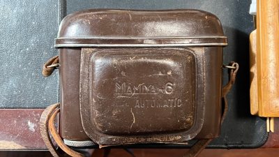 这台mamiya 6 automat2是最后一个版本，之前半个月入了一台automat，觉得焦平面移动对焦很有意思，所以花高价从日本买了这台。
相机光圈快门正常，外观也还好，就是前盖饰皮脱胶，这是小问题，很好解决。准备找高手保养一下，当做我的扫街随身机器使用。正好上...这台mamiya 6 automat2是最后一个版本，之前半个月入了一台automat，觉得焦平面移动对焦很有意思，所以花高价从日本买了这台。
相机光圈快门正常，外观也还好，就是前盖饰皮脱胶，这是小问题，很好解决。准备找高手保养一下，当做