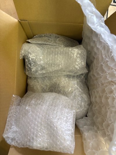 在挖煤姬入手的《海贼王》手办终于到啦！开箱真的被惊艳到，商家用气泡膜层层包裹，每个手办都单独固定，连边角都做了防护，完全不用担心运输磕碰。拆出来的索隆手办细节超赞，肌肉线条、刀纹和特效件都很还原，质感满满。这次购物体验满分，推荐给所有想入手手办的朋友！