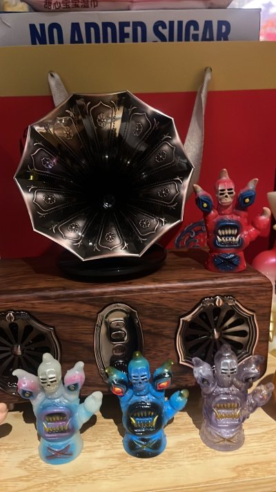 很好的一次体验，寄过来速度也很快，包装的很仔细，小扭蛋色彩搭配的很完美，很喜欢这次的套装，已经摆放在最合适位置来展示了。


