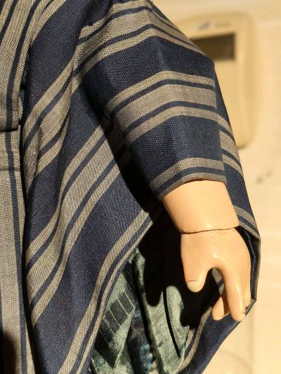 终于在挖煤姬入手了心心念念的传统手工娃娃，实物比图片还要惊艳！她的面容柔和恬静，眼神温柔澄澈，仿佛藏着时光沉淀的温柔与故事，每一处线条都透着匠人精心打磨的细腻。手工制作的细节满满，衣料质感上乘，和服的纹样古朴雅致，走线工整细腻，头饰简约大方，搭配恰到好处，整体端...终于在挖煤姬入手了心心念念的传统手工娃娃，实物比图片还要惊艳！她的面容柔和恬静，眼神温柔澄澈，仿佛藏着时光沉淀的温柔与故事，每一处线条都透着匠人精心打磨的细腻。手工制作的细节满满，衣料质感上乘，和服的纹样古朴雅致，走线工整细腻，头饰简