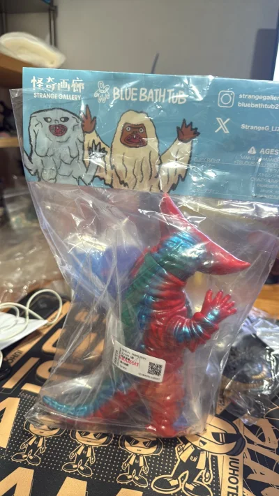 第一把三十六单，哥莫拉来啦，还是这家怪奇画廊的产品，配色和造型都很可爱，希望其他怪兽也可以尽快收到。