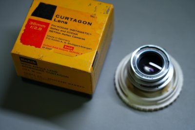 通过海淘收到了这支箱说齐全的施耐德Curtagon 35/2.8，dkl口，适用于柯达雷丁娜单反及iiiS系列。镜身全黄铜材质，小巧精致，适合把玩。Curtagon结构，畸变较小，素质优秀，是施耐德“真水无香”系列里非常值得尝试的一支镜头
通过挖煤姬海淘到了这支镜头...通过海淘收到了这支箱说齐全的施耐德Curtagon 35/2.8，dkl口，适用于柯达雷丁娜单反及iiiS系列。镜身全黄铜材质，小巧精致，适合把玩。Curtagon结构，畸变较小，素质优秀，是施耐德“真水无香”系列里非常值得尝试的一支镜头