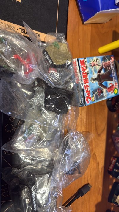 一批散货怪兽名鉴，价格实惠，全部未拆。还有一个铃鹿山中勇姿的限定版，品相很好，测试了发光也没问题，捡漏了。