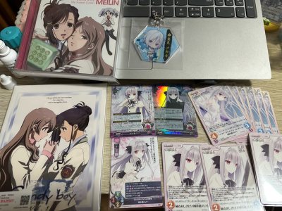 我嘞个冯冯啊 国际快递终于到了好吧 ems的epl也是又快又便宜 没选加固也安全到家 现在服务也越来越好了 也祝我们门门新的一年越来越好好吧 这次买了两张专辑和非常之多卡片好吧，还有一个非常之萌的挂件，用了优惠券真的很好价，非常推荐哟