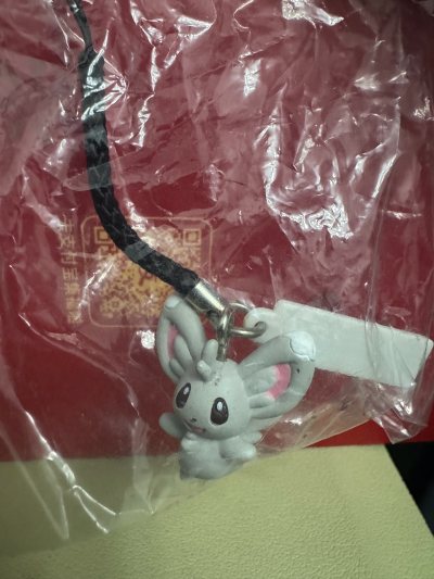 这一单是为了这两个透明的泡沫栗鼠挂件而买，作为bw最喜爱的小老鼠，吃我连续攻击 王者信物 种子机关枪……话说回来挖煤姬的包裹到手后我就打开看了，包了好几层，东西收到都是完好无损，泡沫栗鼠的立体图鉴带特殊场景的，摆着很好看，虽然是错版。




