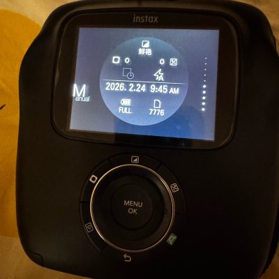 在挖煤姬入手富士SQ10，整体体验超满意！卖家描述真实，成色很新，功能正常没有暗病，虽然当时挖煤姬检查说有划痕掉漆，但是我到手肉眼感觉没有掉漆划痕的情况，还是很新的机子，非常适合容易拍废片的新手