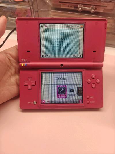 一直很喜欢这个玫红色的ndsi,终于在挖煤姬上找到价格合适，成色好的机器了。还有价格美丽的拓麻歌子卡带！拍下秒代购，用EMS有折扣，速度也超快，十几天就收到了。