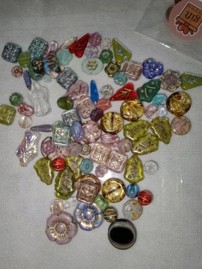 超级好价收到了一堆捷克珠，卖家还送了小礼物，简直是天使来的！这次走到epl简直了，飞快，出库两天就到国内清关完毕，超级赞