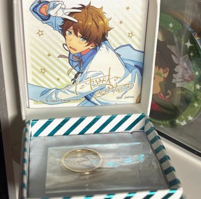 依然未能跑出es大楼，买了翠翠和朔间零，好价的戒指和娃娃机吧唧。包装严实，没有破损。发货速度快，物流也很给力，总的来说整个购物流程很顺利