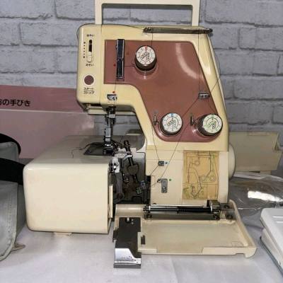 第一次海淘商品，看中了这款三线锁边机，虽然古老了，样子还是挺不错的家用应该也够了，等了一个月收到货了，还不错，挺好用的。这次购物满意