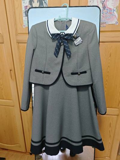 大家好?这次是我在挖煤姬切回来的日本卒业服套装呀！
是chop in duex品牌的套装，是不是很漂亮！整体状态也很好呢，挖煤姬发货也选择用了很厚实的纸箱子，我的衣服到手没有任何瑕疵！航空线路发货速度和物流速度很快，春节期间挖煤姬也在加班加点发货呢(❁´◡`❁)*✲...大家好?这次是我在挖煤姬切回来的日本卒业服套装呀！ 是chop in duex品牌的套装，是不是很漂亮！整体状态也很好呢，挖煤姬发货也选择用了很厚实的纸箱子，我的衣服到手没有任何瑕疵！航空线路发货速度和物流速度很快，春节期间挖煤姬也在加班