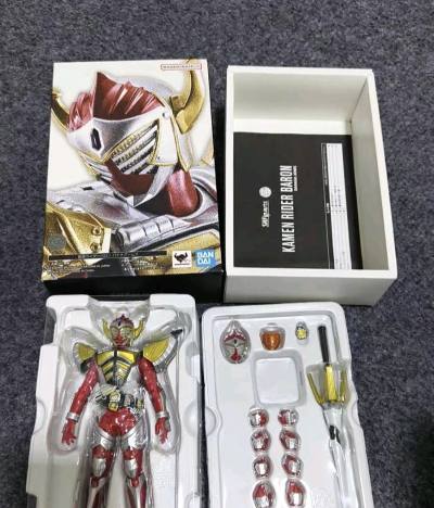 周边等玩具小玩意，包装内部裹满气泡膜，纸盒八角尖尖，较低的价格收到了成色非常好功能齐全的玩偶玩具，竹蜻蜓的物流到了国内都是秒通关。