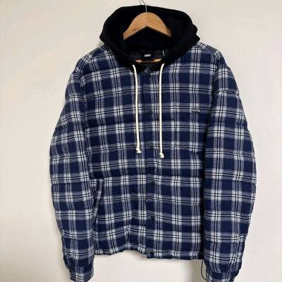 在挖煤姬淘到一件Kith 20AW Sterling Quilted Shirt Puffer 衔缝羽绒连帽夹克，KITH独具特色的秋冬格纹配色巧妙绝伦，完美融合了法兰绒的舒适感与外套般的实用性。中心前襟采用按扣设计，配备可调节抽绳的抓绒帽兜与下摆，兼具保暖性能，即...在挖煤姬淘到一件Kith 20AW Sterling Quilted Shirt Puffer 衔缝羽绒连帽夹克，KITH独具特色的秋冬格纹配色巧妙绝伦，完美融合了法兰绒的舒适感与外套般的实用性。中心前襟采用按扣设计，配备可调节抽绳的抓绒