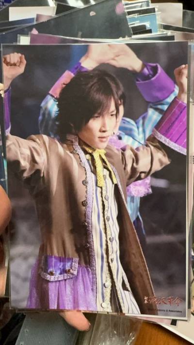 专辑外壳无凹陷，内页无折损，播放正常，配件齐全，和在其他渠道买的一致，品质稳定，没有踩雷。还非常好价