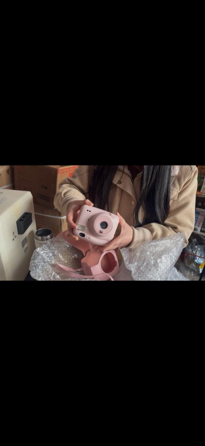 
这次在挖煤姬入手富士mini11桃粉色拍立得，整体购物体验非常良好，全程顺畅又省心。

桃粉色实物超好看，温柔又元气，满满少女心，完全是我理想中的颜色，磨砂机身质感细腻，颜值直接拉满。拍出来的成品效果很不错，自动测光很准，出片清晰，日常记录超合适，自拍也方便。

... 这次在挖煤姬入手富士mini11桃粉色拍立得，整体购物体验非常良好，全程顺畅又省心。 桃粉色实物超好看，温柔又元气，满满少女心，完全是我理想中的颜色，磨砂机身质感细腻，颜值直接拉满。拍出来的成品效果很不错，自动测光很准，出片清晰，日常记