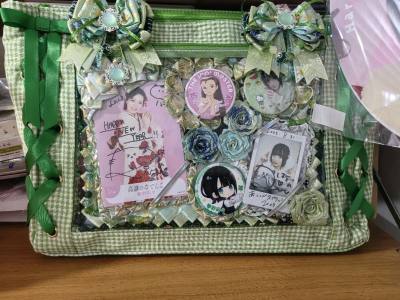 在挖煤姬代拍了春野莉莉的这张直笔拍立得，体验非常满意！卖家诚信可靠，拍下后迅速发货。挖煤姬的包装特别细致，用了硬纸板加固，卡片完美无损角，品相极佳。物流全程追踪可见，速度很快。手续费透明实惠，客服响应也积极。能淘到偶像的亲笔签名真是超开心，以后买稀有生写和拍立得还选...在挖煤姬代拍了春野莉莉的这张直笔拍立得，体验非常满意！卖家诚信可靠，拍下后迅速发货。挖煤姬的包装特别细致，用了硬纸板加固，卡片完美无损角，品相极佳。物流全程追踪可见，速度很快。手续费透明实惠，客服响应也积极。能淘到偶像的亲笔签名真是超开心