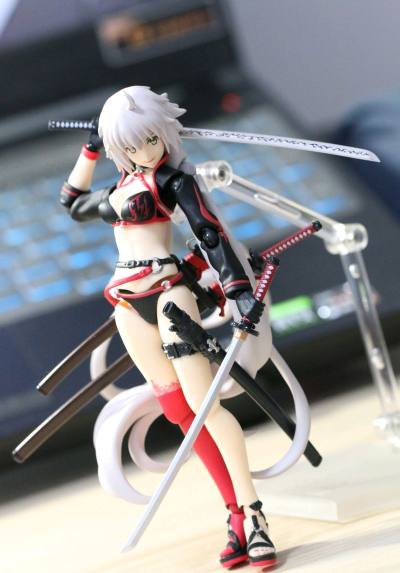 虽然只有主体加一点配件，但这个价格入手还是不错的，可动差了点但也勉强够用，走的是竹蜻蜓物流，到手没有损坏，很好