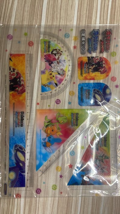 这是一套宝可梦 欧米伽红宝石/阿尔法 主题的学生尺规套装，属于2014年推出的游戏周边产品 非常漂亮的尺子，感谢挖煤姬代购


