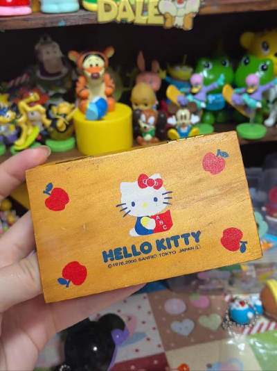 挖到自己超级喜欢的类型玩具了，
可爱的kt盒子，超萌的娃娃指套，超逼真的甜甜圈挂件，都很喜欢，都很精致的小东西。很开心。