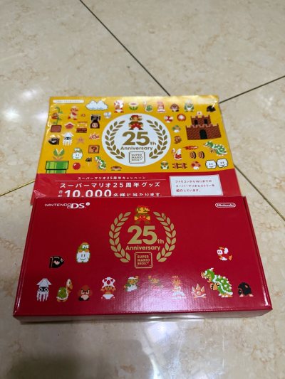 原本没打算买这台，但因为已经购入了马里奥25周年wii和ndsill，抱着凑一套的心态又购买了25周年ndsi。据说是比较稀缺的一台限定，到手后成色略微不及预期，但特别喜欢赠送的周年海报，三台红色机器为农历春节增色不少！感谢挖煤姬让我买到喜欢的掌机，方便高效！