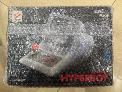 心血来潮给我的初代gameboy又配了一个周边。之前买过音响，放大镜装甲套装，感觉也挺不错的，这次的街机底座配件另有一番乐趣，没想到还是F…Konami生产的。感谢挖煤姬让我买到喜欢的周边，也祝所有喜欢电玩的朋友们新年快乐！