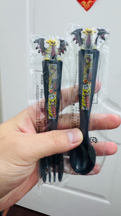 本次购物最主要的两单就是鬼龙原袋刀叉和万代限定珠光拼装黑白龙，还有冰龙的挂件，都是好价拿来的，很喜欢，打包很仔细，发货很流畅，很喜欢！