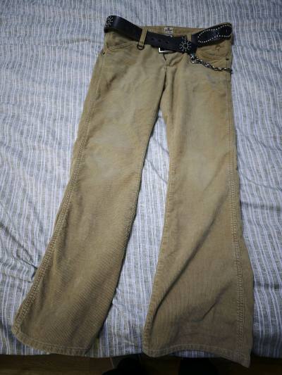 早期武骨风格和美式复古的经典结合款式，大喇叭，配牛仔靴和工装夹克简直太帅了！！真是买一件少一件，值得收藏～


