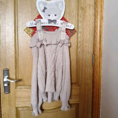 很可爱的衣服哦，是二手中古，应该是孤品，没有找到同款。瑕疵还是非常多的，不太能穿出去，不过在家里作为搭配物使用，也很可爱了